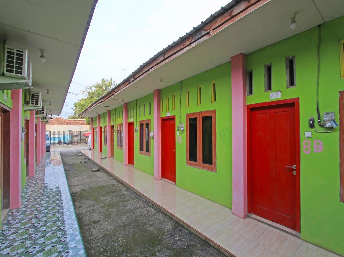 Oyo 91476 Srikaya Hotel 3 Pekalongan Buitenkant foto