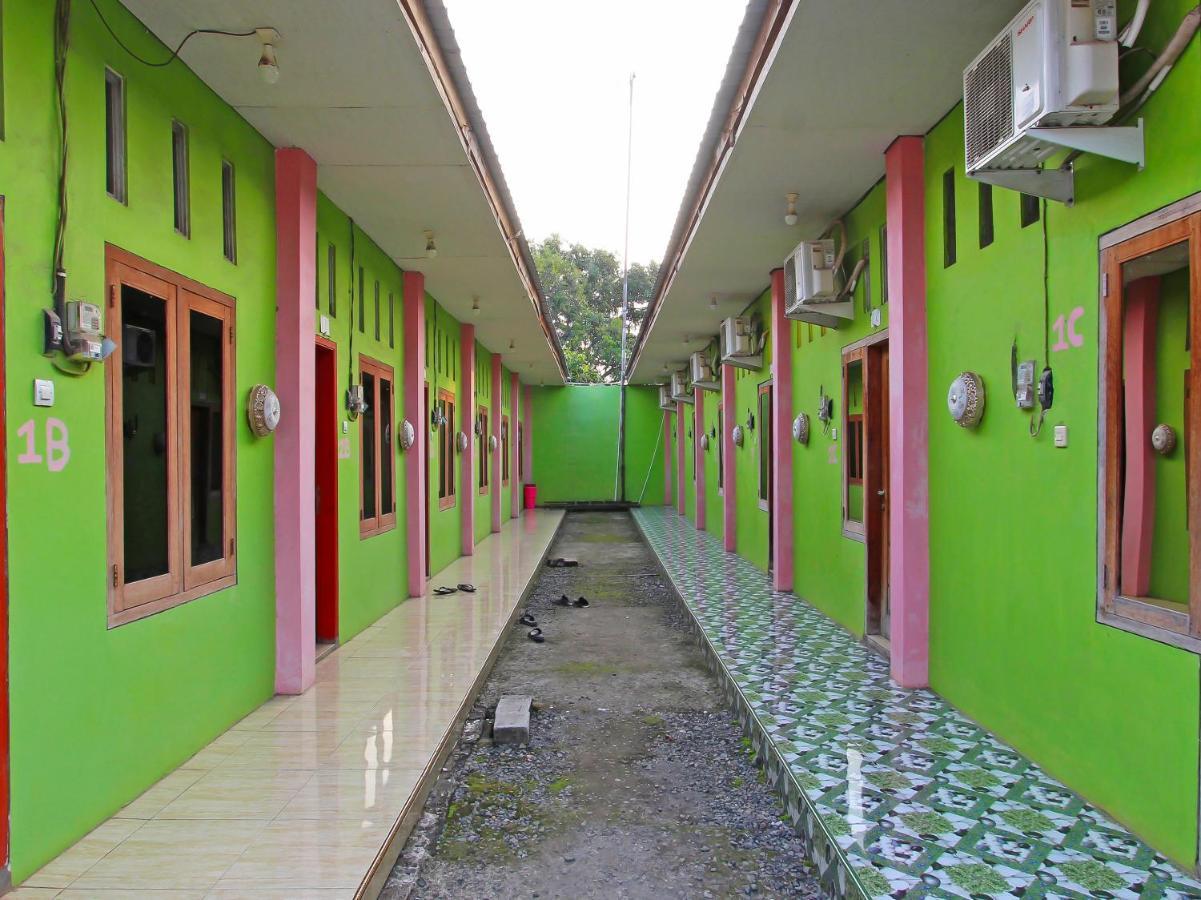 Oyo 91476 Srikaya Hotel 3 Pekalongan Buitenkant foto