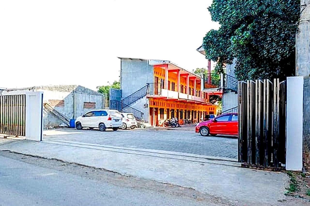 Oyo 91476 Srikaya Hotel 3 Pekalongan Buitenkant foto