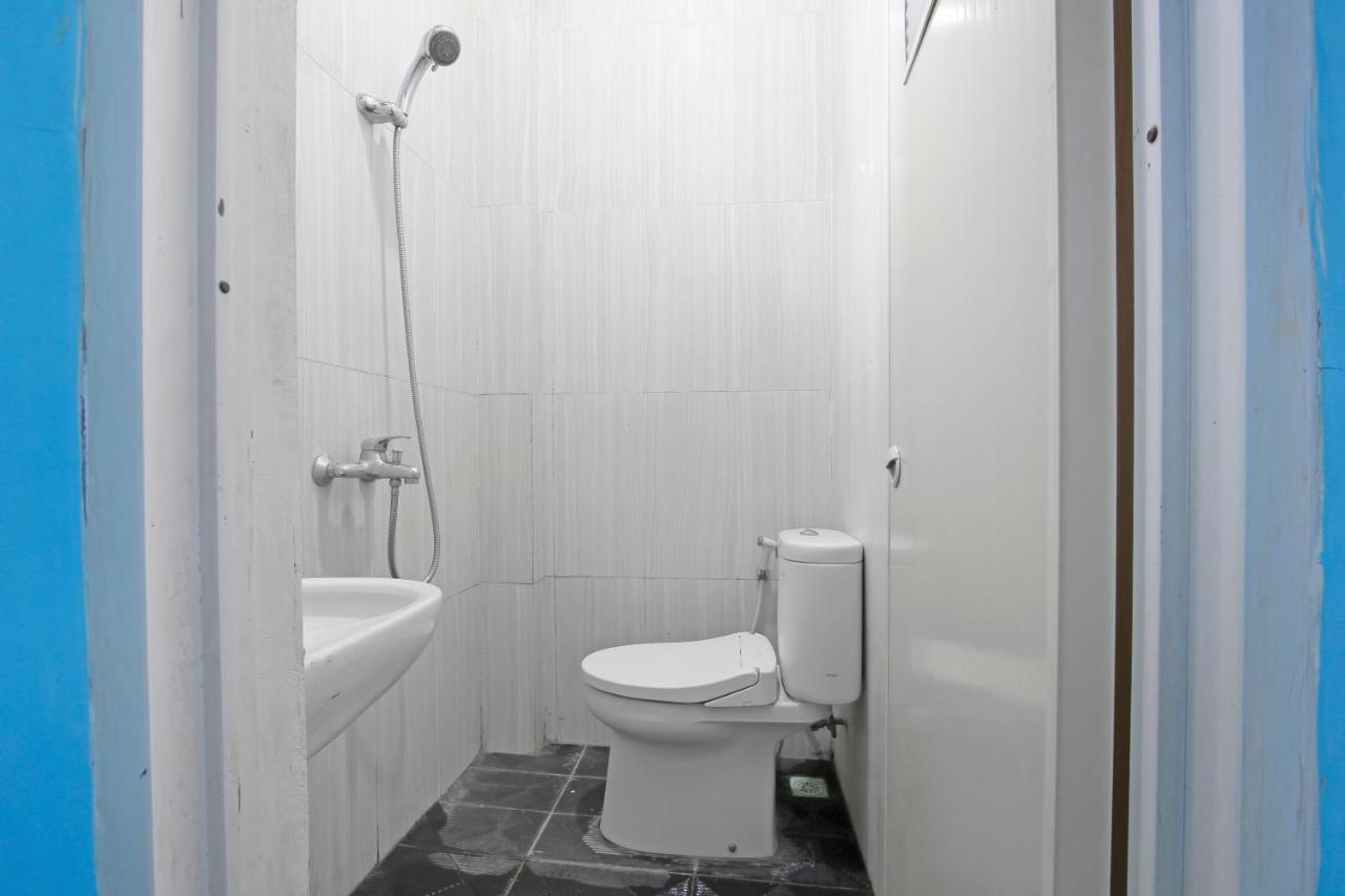 Oyo 91476 Srikaya Hotel 3 Pekalongan Buitenkant foto